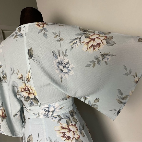 Selfie Leslie Floral V Neck Romper - Picture 3 of 3